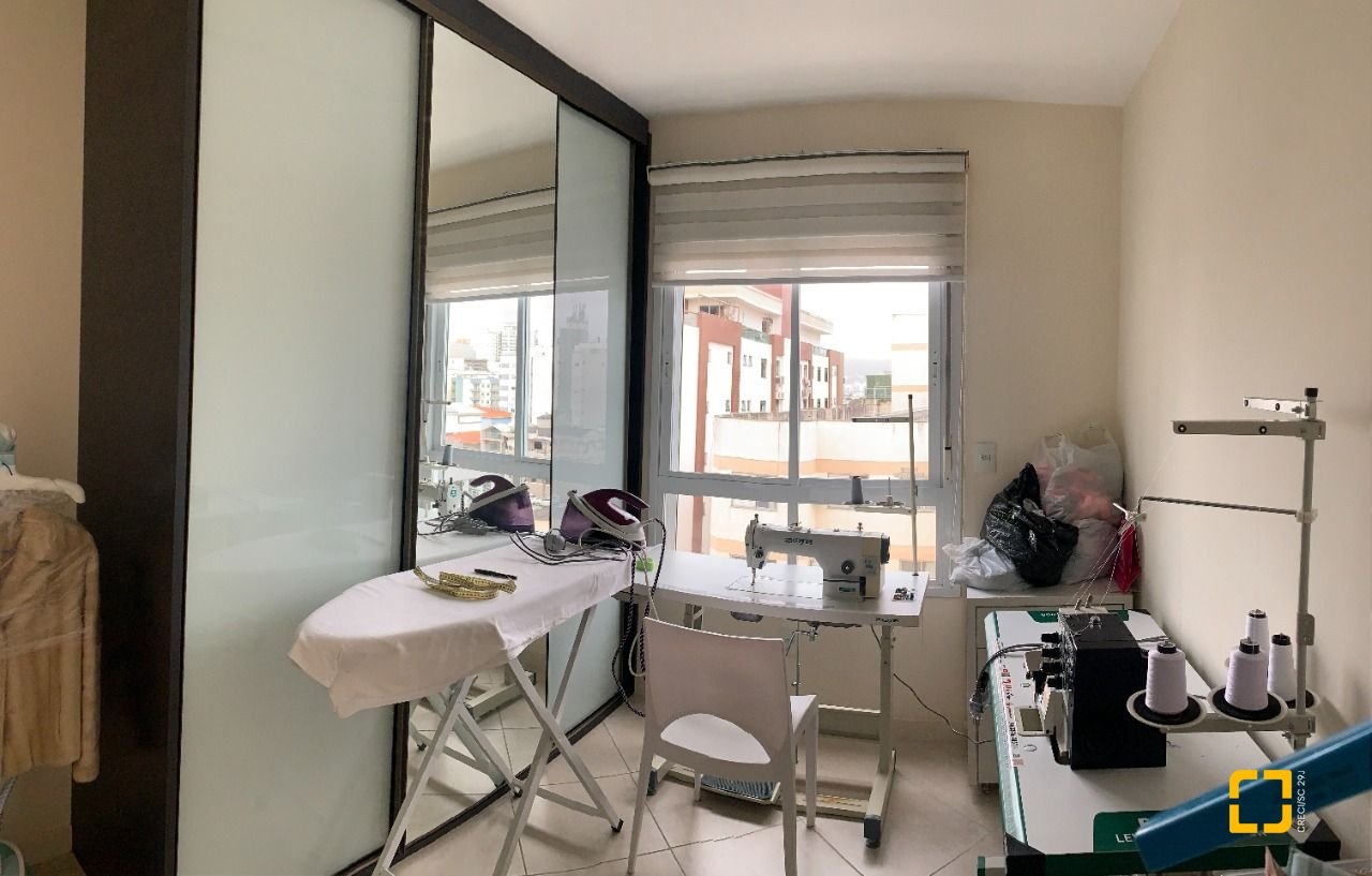 Apartamento com 120m², 5 quartos (sendo 1 suíte), 3 garagens, no bairro Balneário em Florianópolis