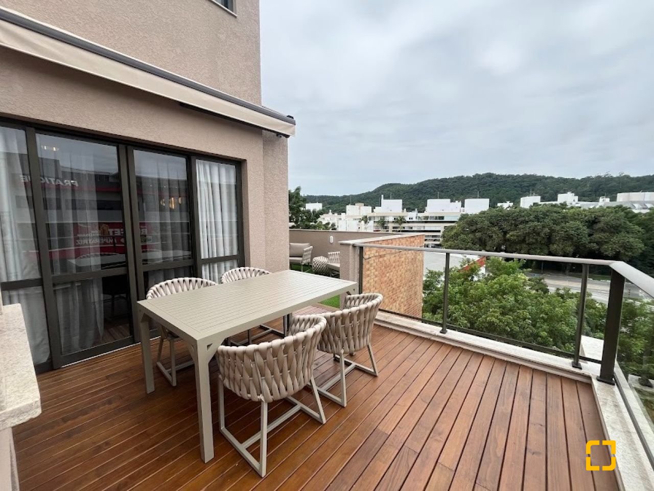 Cobertura com 137m², 4 quartos (sendo 4 suítes), 2 garagens, no bairro Jurerê em Florianópolis