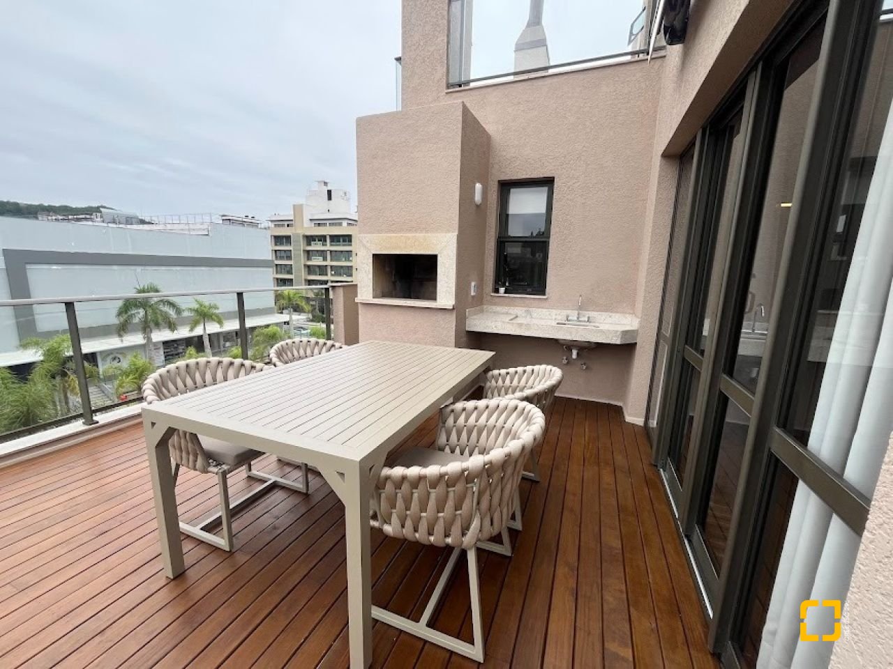 Cobertura com 137m², 4 quartos (sendo 4 suítes), 2 garagens, no bairro Jurerê em Florianópolis