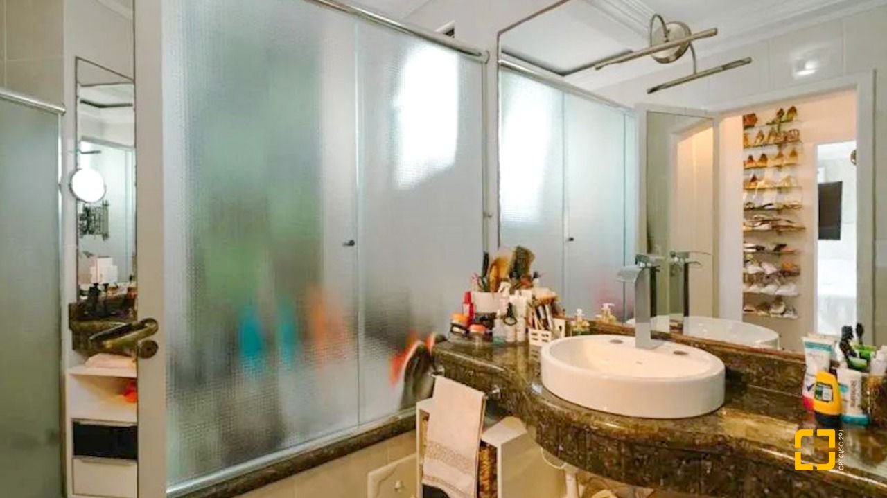 Cobertura com 337m², 3 quartos (sendo 1 suíte), 3 garagens, no bairro Balneário em Florianópolis