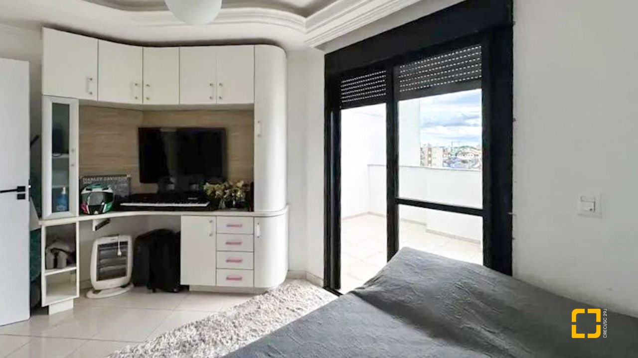 Cobertura com 337m², 3 quartos (sendo 1 suíte), 3 garagens, no bairro Balneário em Florianópolis