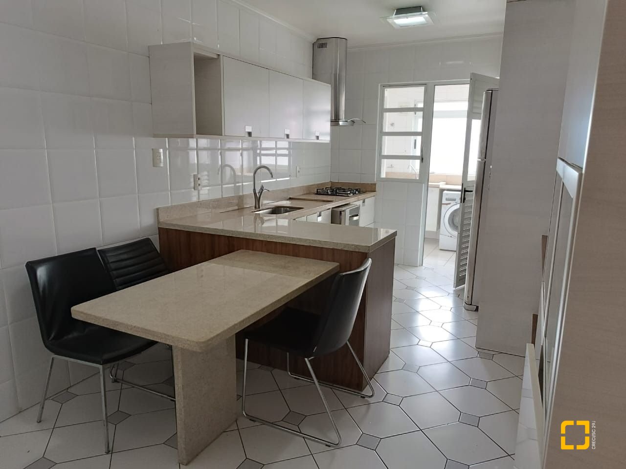 Apartamento com 151m², 4 quartos (sendo 1 suíte), 2 garagens, no bairro Centro em Florianópolis