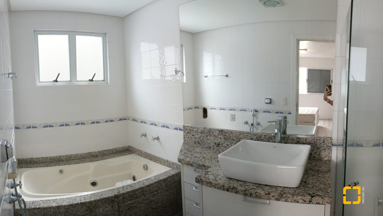 Apartamento com 151m², 4 quartos (sendo 1 suíte), 2 garagens, no bairro Centro em Florianópolis