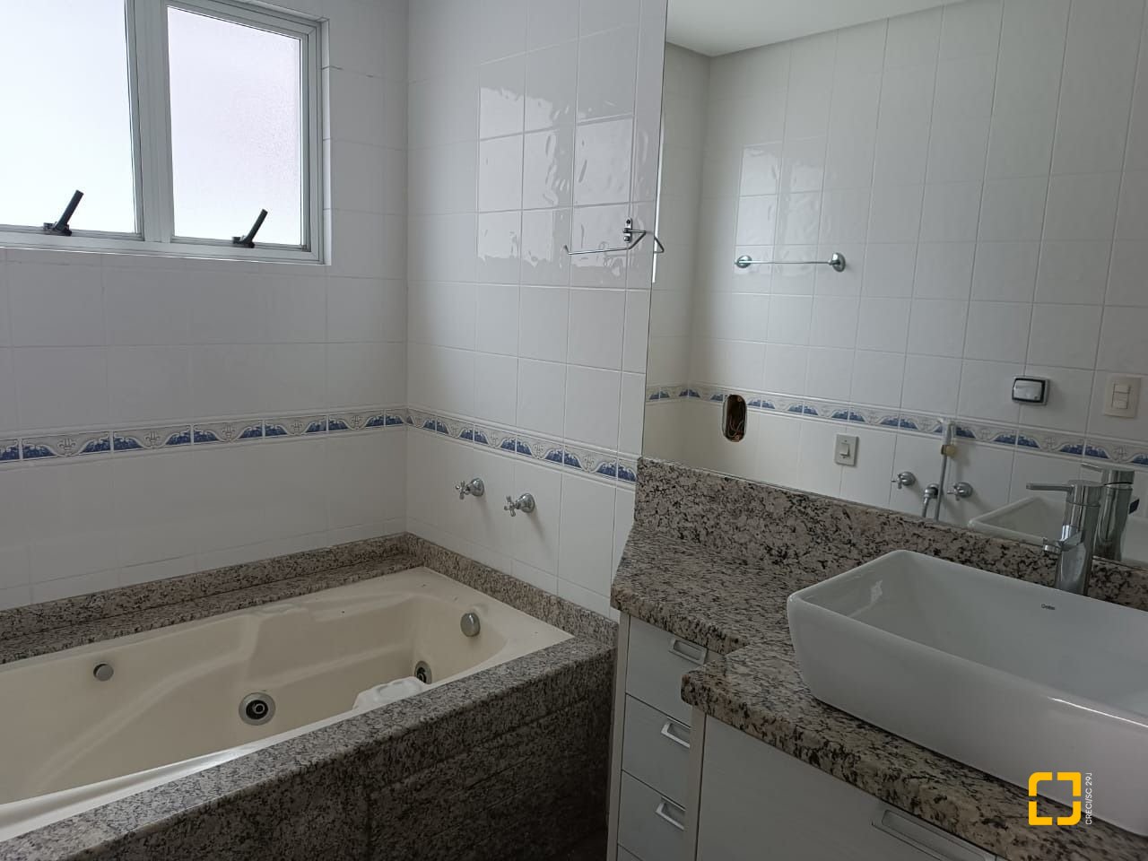 Apartamento com 151m², 4 quartos (sendo 1 suíte), 2 garagens, no bairro Centro em Florianópolis