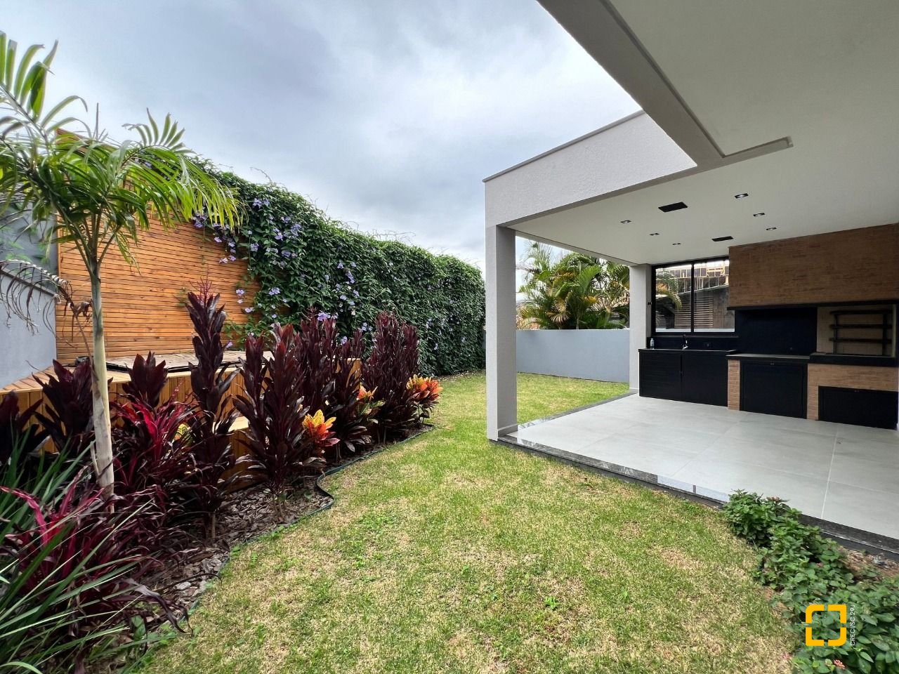 Casa de Condomínio com 185m², 6 quartos (sendo 3 suítes), 2 garagens, no bairro Cachoeira do Bom Jesus em Florianópolis
