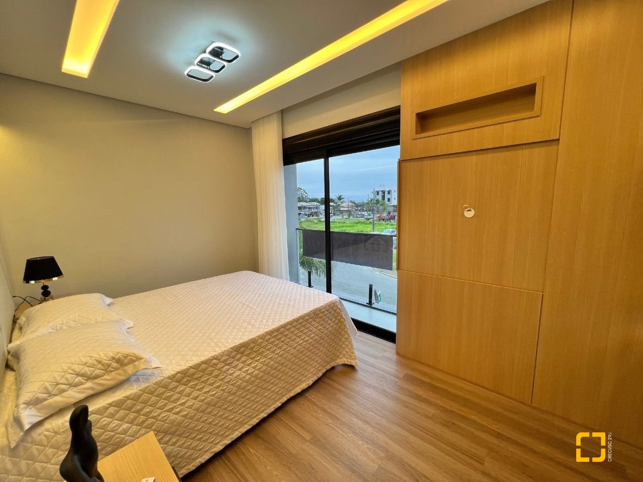 Casa de Condomínio com 185m², 6 quartos (sendo 3 suítes), 2 garagens, no bairro Cachoeira do Bom Jesus em Florianópolis