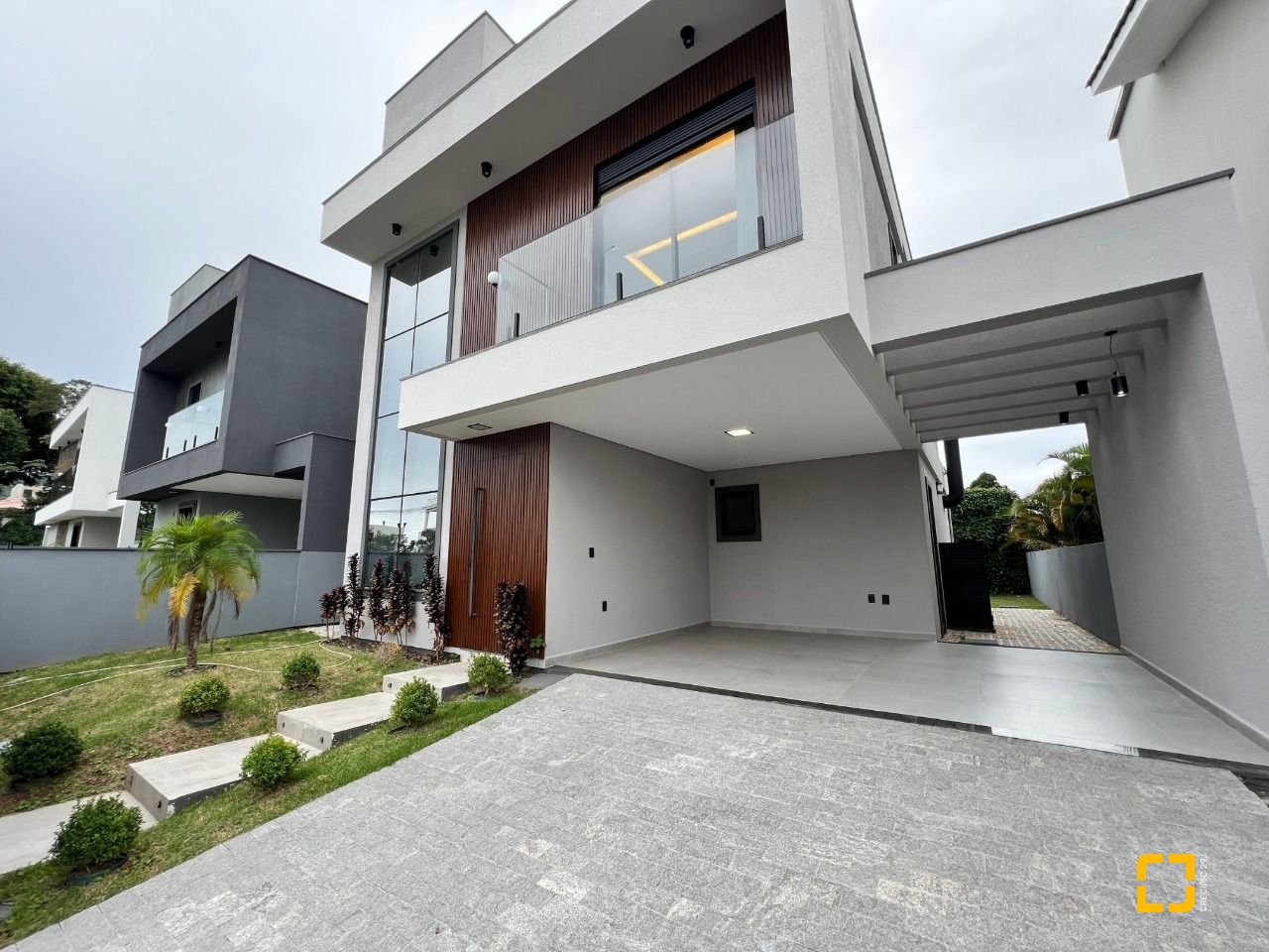 Casa de Condomínio com 185m², 6 quartos (sendo 3 suítes), 2 garagens, no bairro Cachoeira do Bom Jesus em Florianópolis
