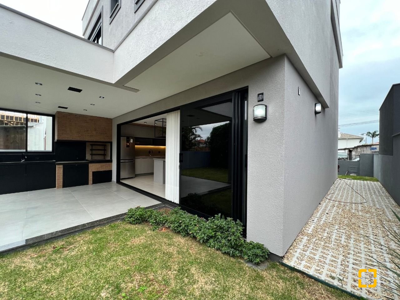 Casa de Condomínio com 185m², 6 quartos (sendo 3 suítes), 2 garagens, no bairro Cachoeira do Bom Jesus em Florianópolis