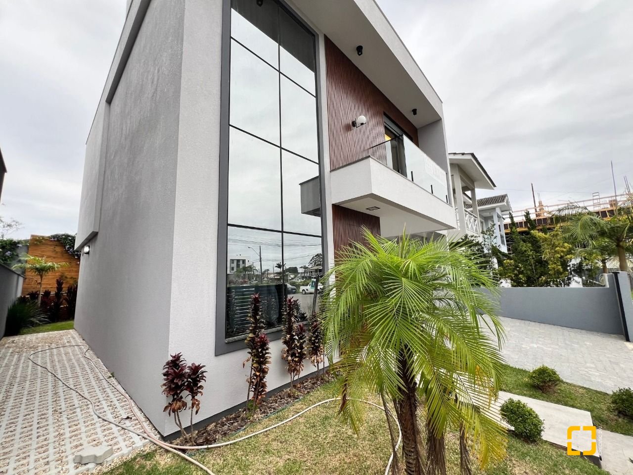 Casa de Condomínio com 185m², 6 quartos (sendo 3 suítes), 2 garagens, no bairro Cachoeira do Bom Jesus em Florianópolis