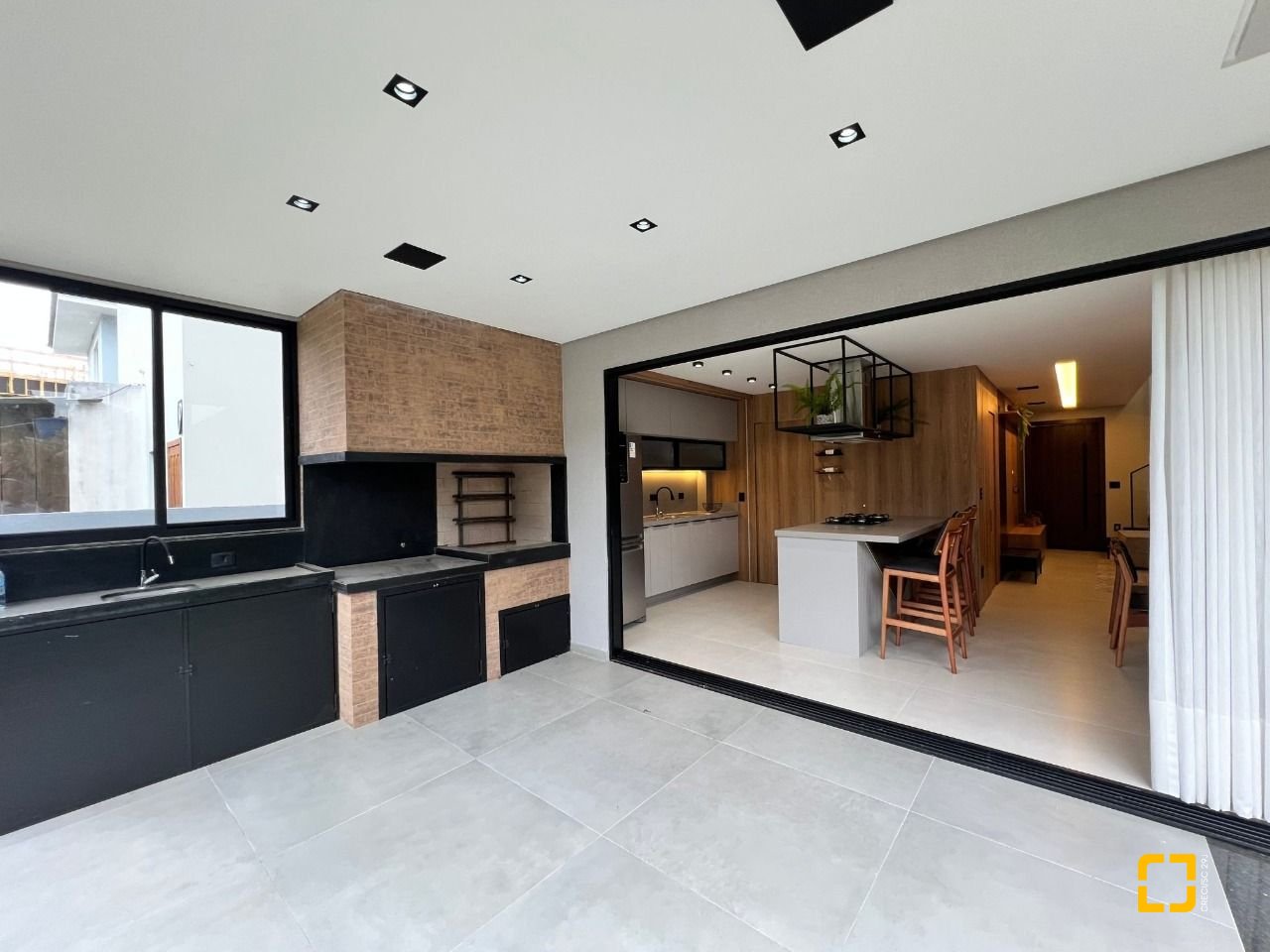 Casa de Condomínio com 185m², 6 quartos (sendo 3 suítes), 2 garagens, no bairro Cachoeira do Bom Jesus em Florianópolis