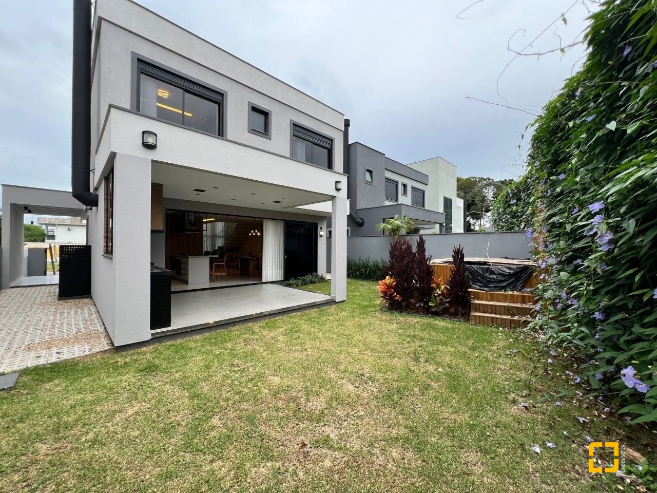 Casa de Condomínio com 185m², 6 quartos (sendo 3 suítes), 2 garagens, no bairro Cachoeira do Bom Jesus em Florianópolis