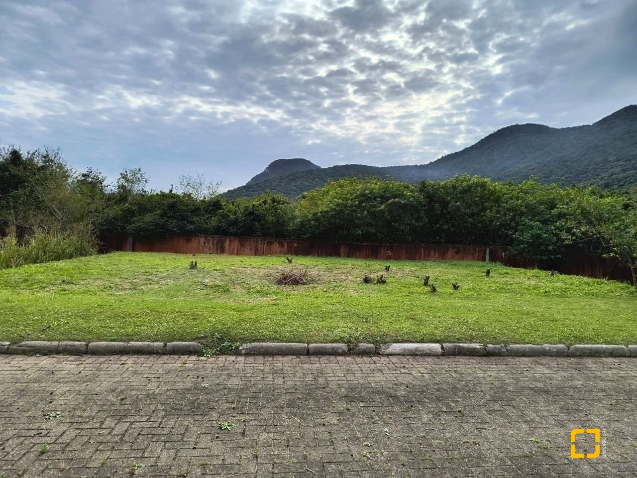 Terreno com 403m², no bairro Pântano do Sul em Florianópolis