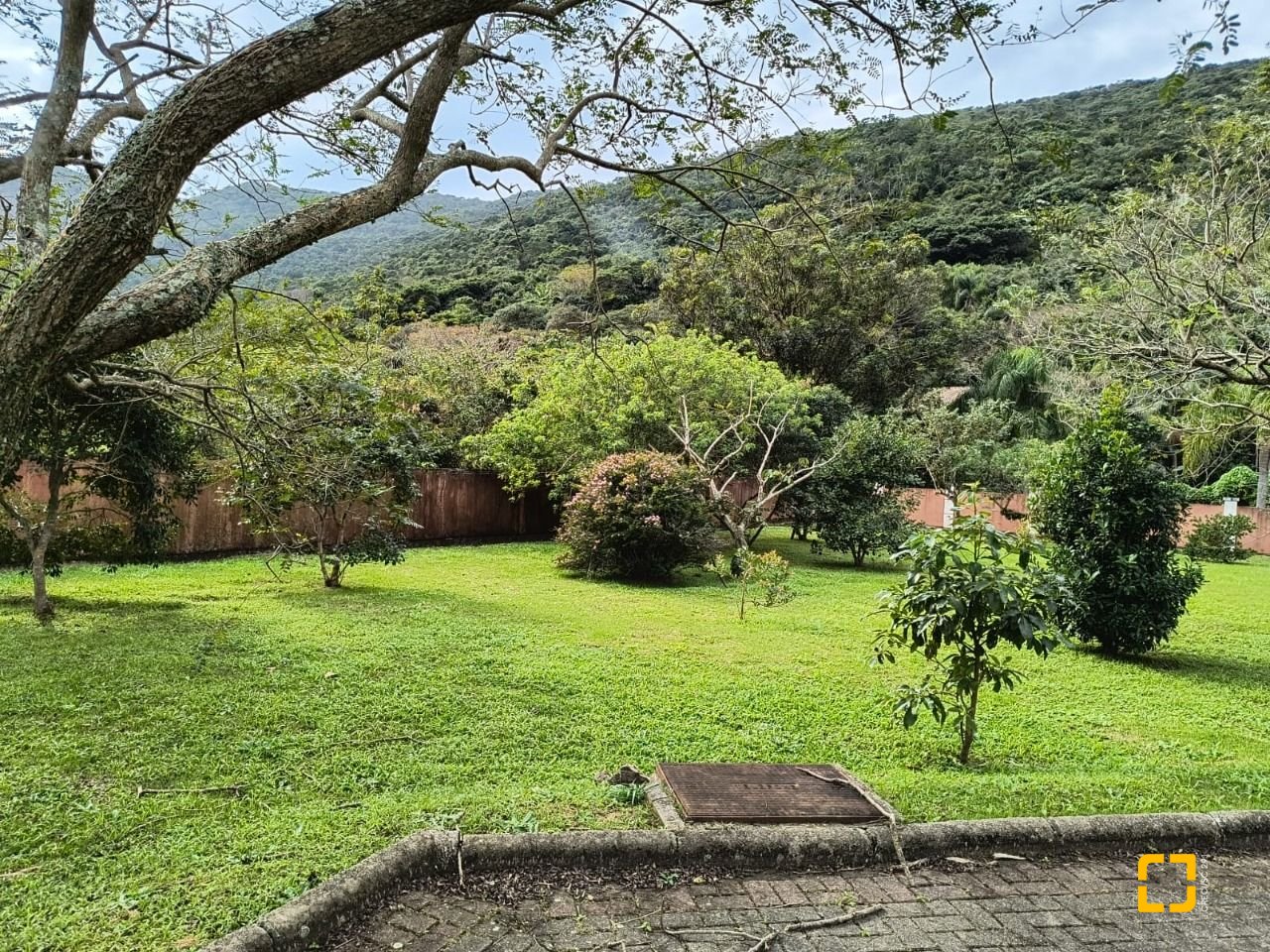 Terreno com 403m², no bairro Pântano do Sul em Florianópolis