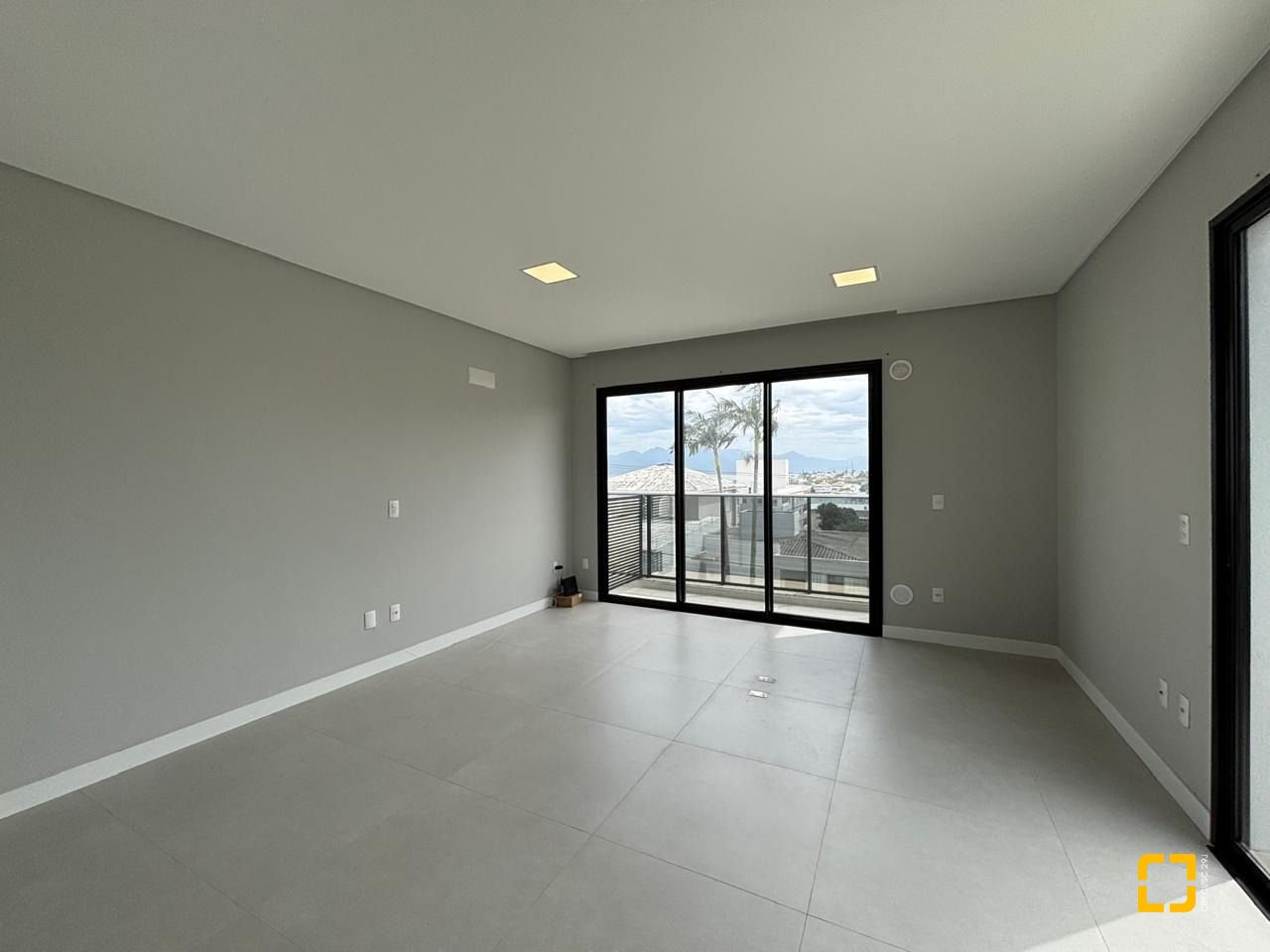 Studio com 75m², 1 quarto (sendo 1 suíte), 1 garagem, no bairro Coqueiros em Florianópolis