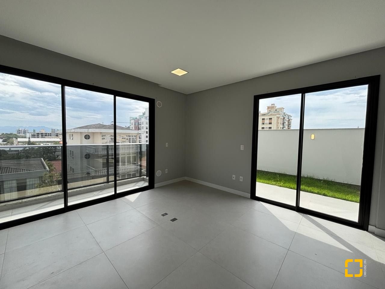 Studio com 75m², 1 quarto (sendo 1 suíte), 1 garagem, no bairro Coqueiros em Florianópolis