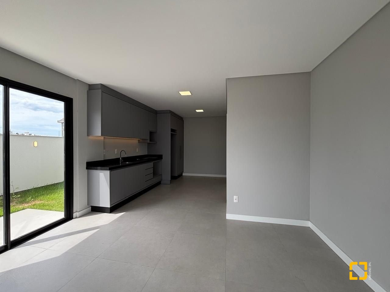 Studio com 75m², 1 quarto (sendo 1 suíte), 1 garagem, no bairro Coqueiros em Florianópolis
