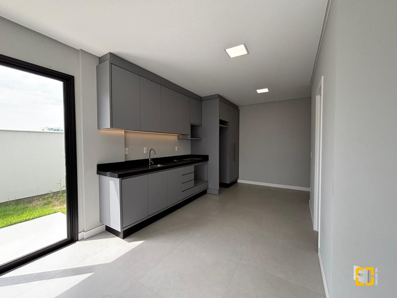 Studio com 75m², 1 quarto (sendo 1 suíte), 1 garagem, no bairro Coqueiros em Florianópolis