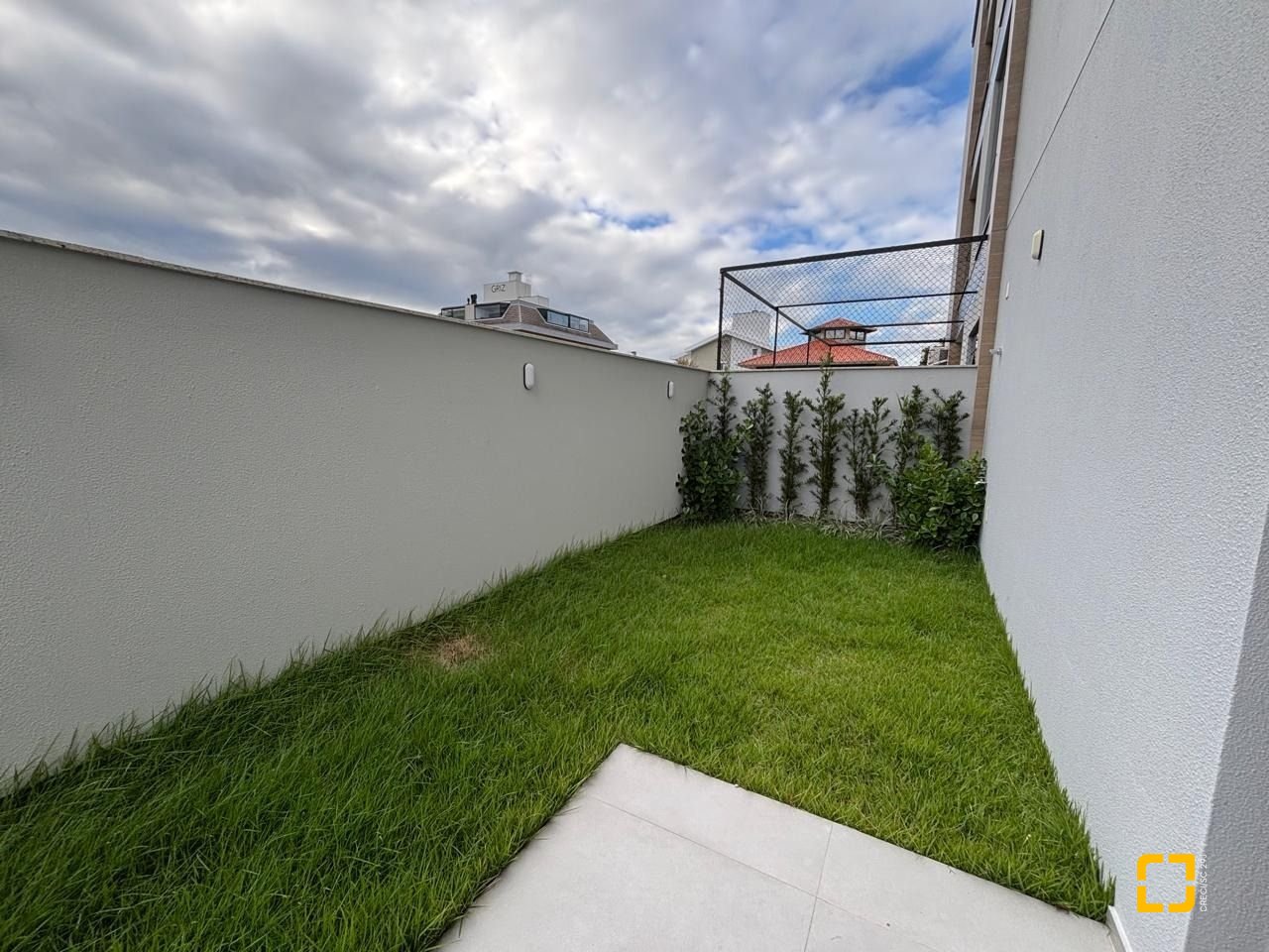 Studio com 75m², 1 quarto (sendo 1 suíte), 1 garagem, no bairro Coqueiros em Florianópolis