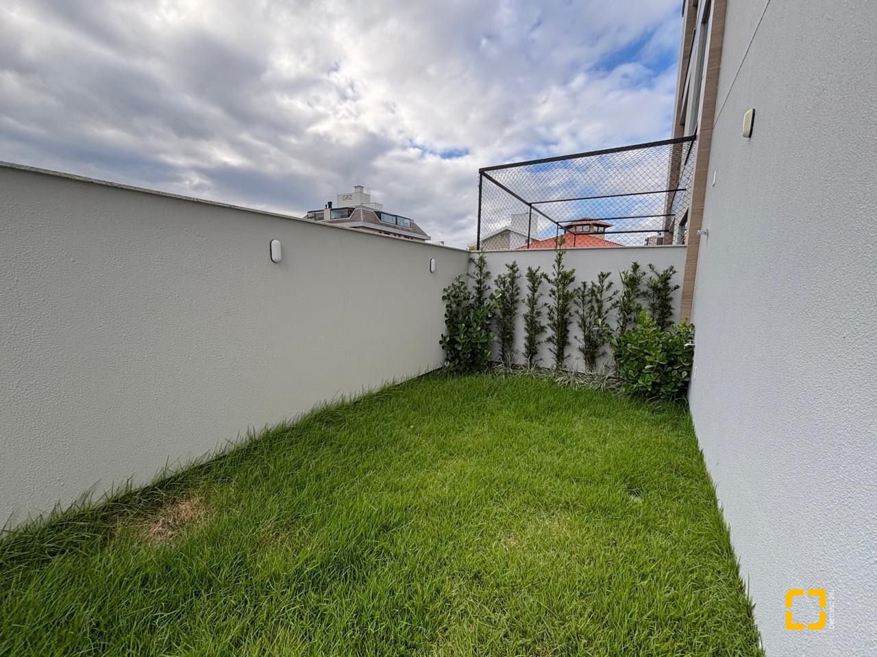 Studio com 75m², 1 quarto (sendo 1 suíte), 1 garagem, no bairro Coqueiros em Florianópolis