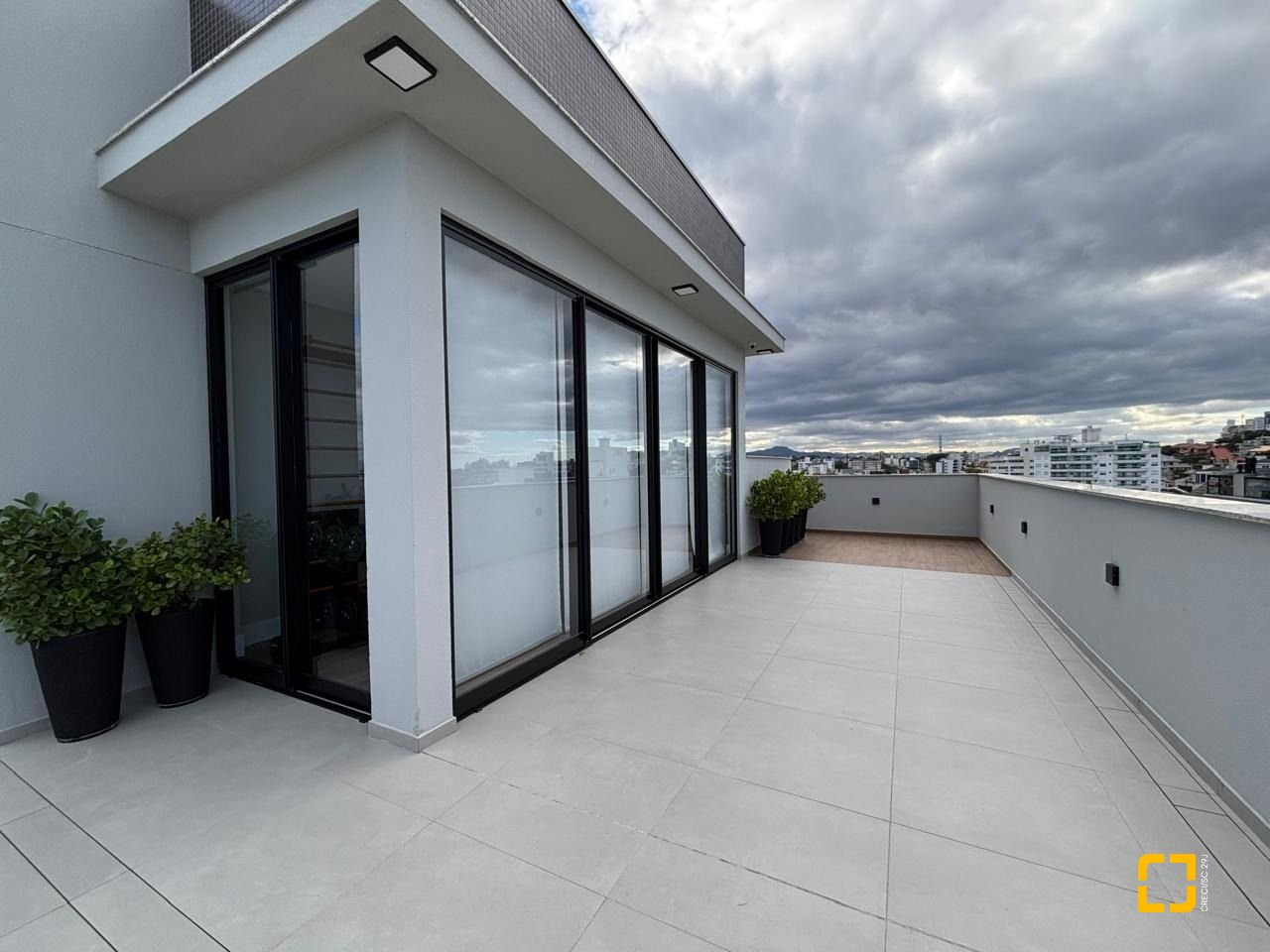Studio com 75m², 1 quarto (sendo 1 suíte), 1 garagem, no bairro Coqueiros em Florianópolis