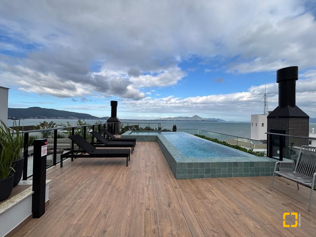 Studio com 75m², 1 quarto (sendo 1 suíte), 1 garagem, no bairro Coqueiros em Florianópolis