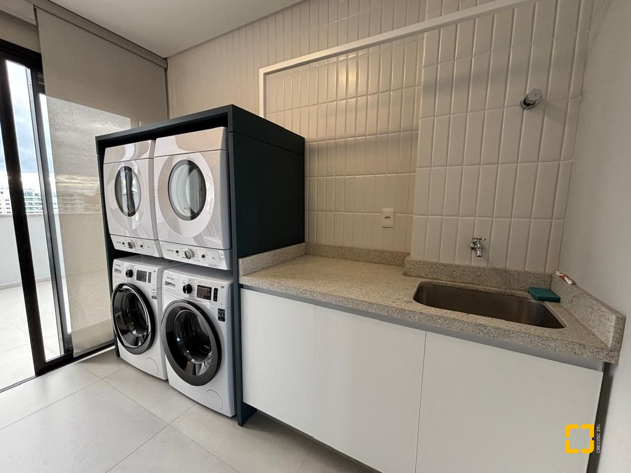 Studio com 75m², 1 quarto (sendo 1 suíte), 1 garagem, no bairro Coqueiros em Florianópolis