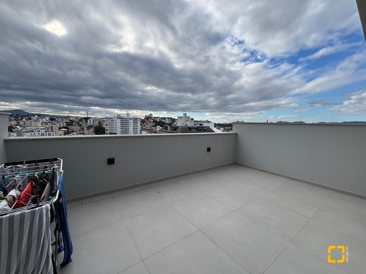 Studio com 75m², 1 quarto (sendo 1 suíte), 1 garagem, no bairro Coqueiros em Florianópolis