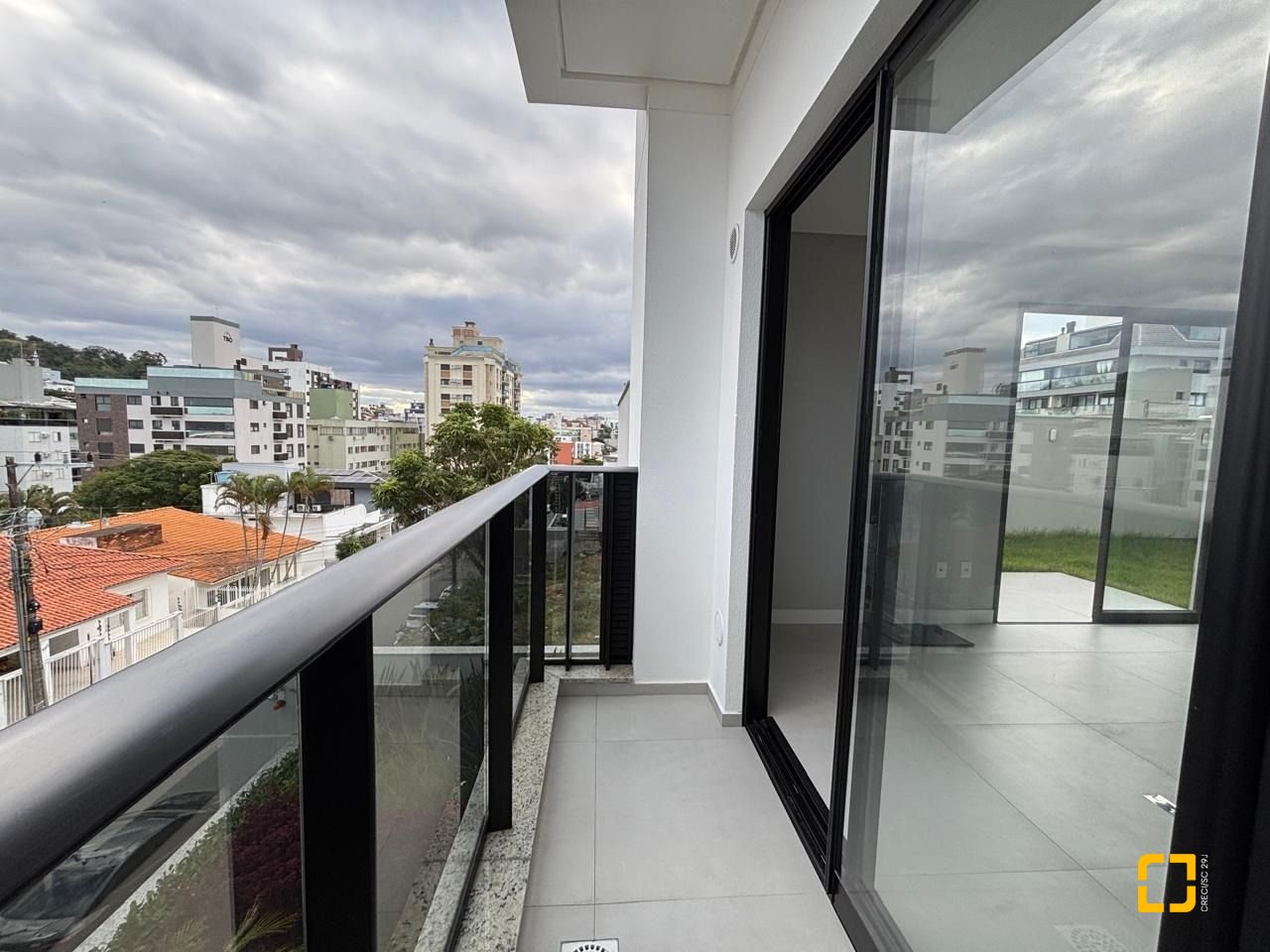 Studio com 75m², 1 quarto (sendo 1 suíte), 1 garagem, no bairro Coqueiros em Florianópolis