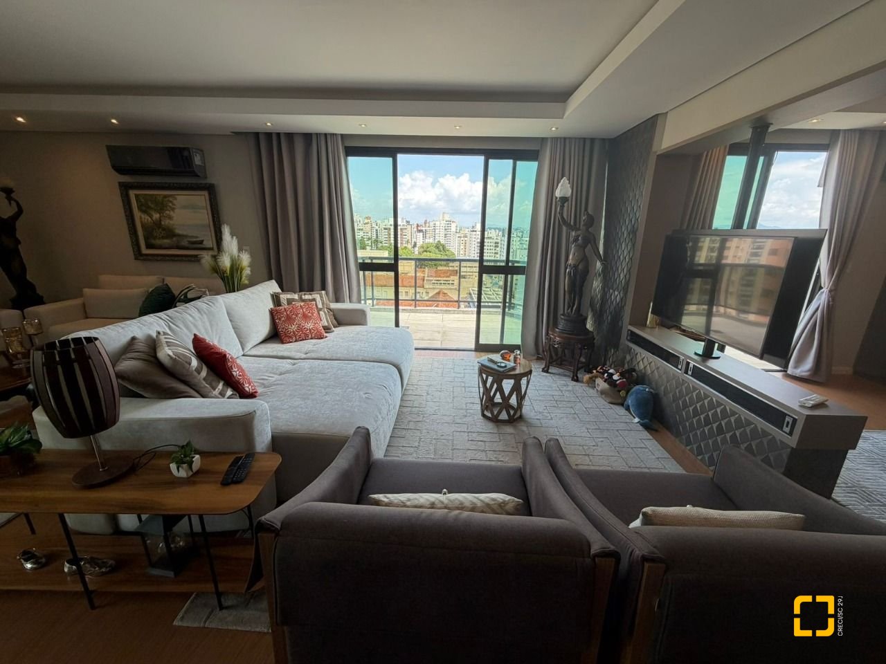 Cobertura com 418m², 3 quartos (sendo 3 suítes), 4 garagens, no bairro Centro em Florianópolis