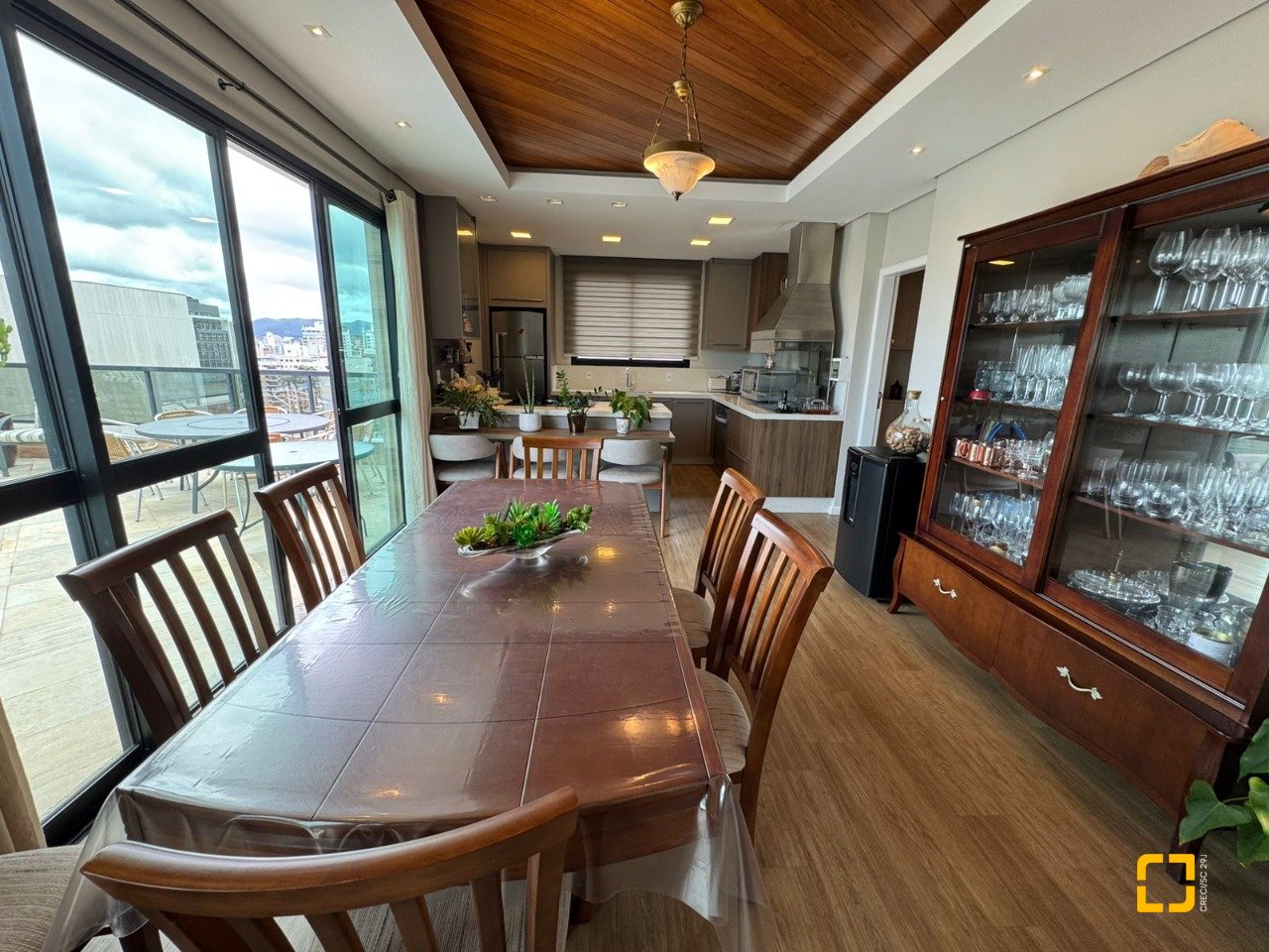 Cobertura com 418m², 3 quartos (sendo 3 suítes), 4 garagens, no bairro Centro em Florianópolis