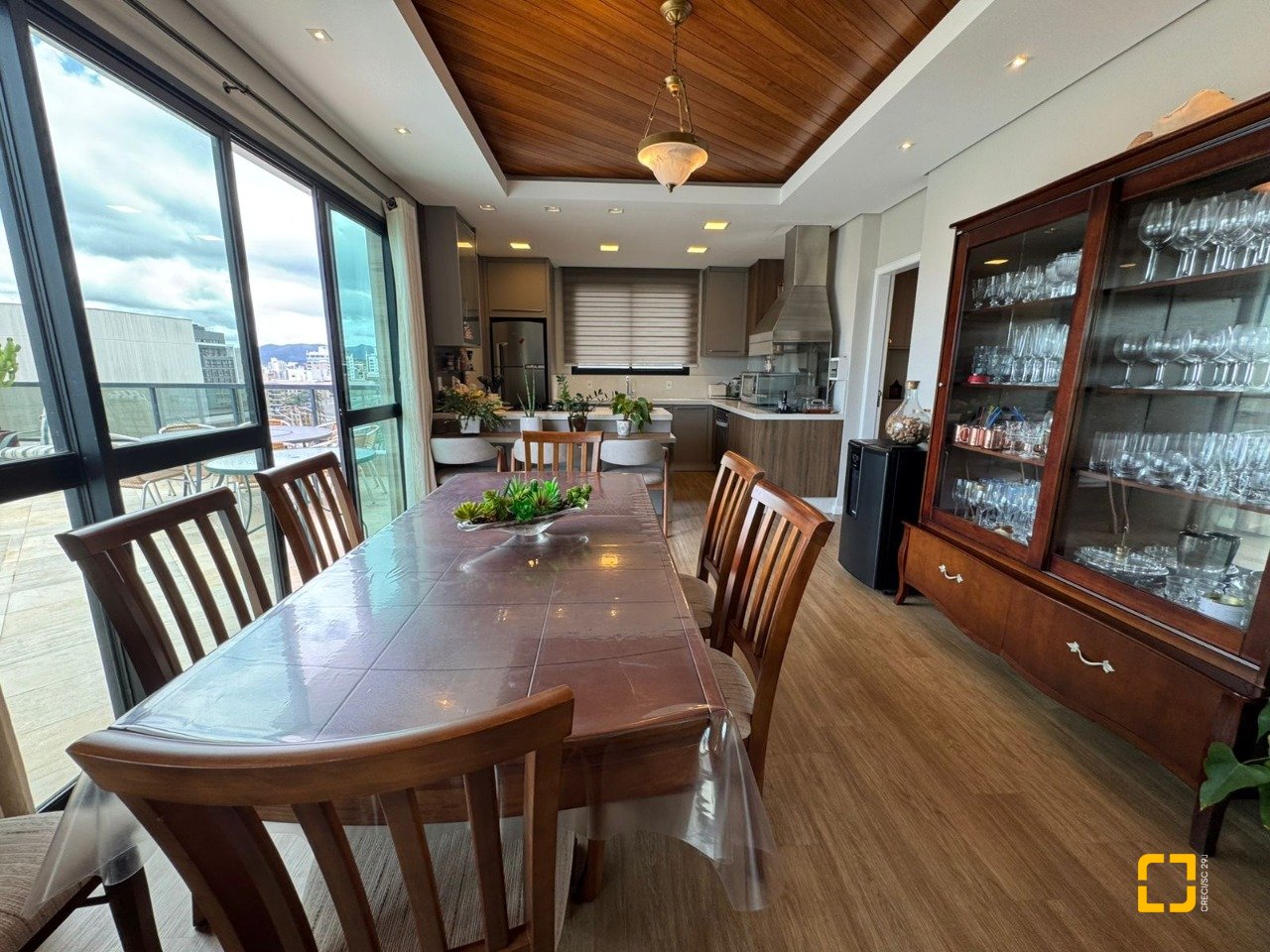 Cobertura com 418m², 3 quartos (sendo 3 suítes), 4 garagens, no bairro Centro em Florianópolis