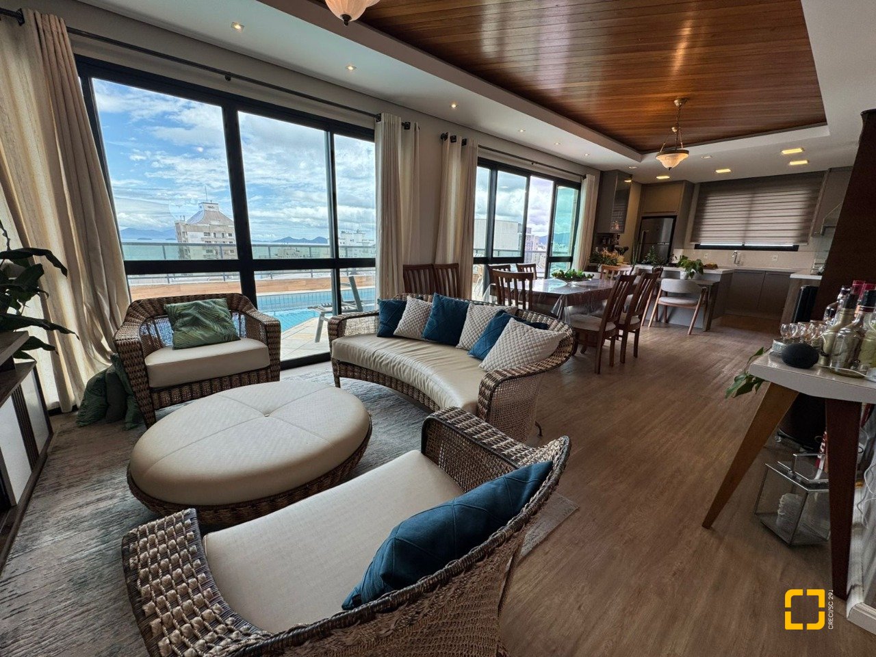 Cobertura com 418m², 3 quartos (sendo 3 suítes), 4 garagens, no bairro Centro em Florianópolis