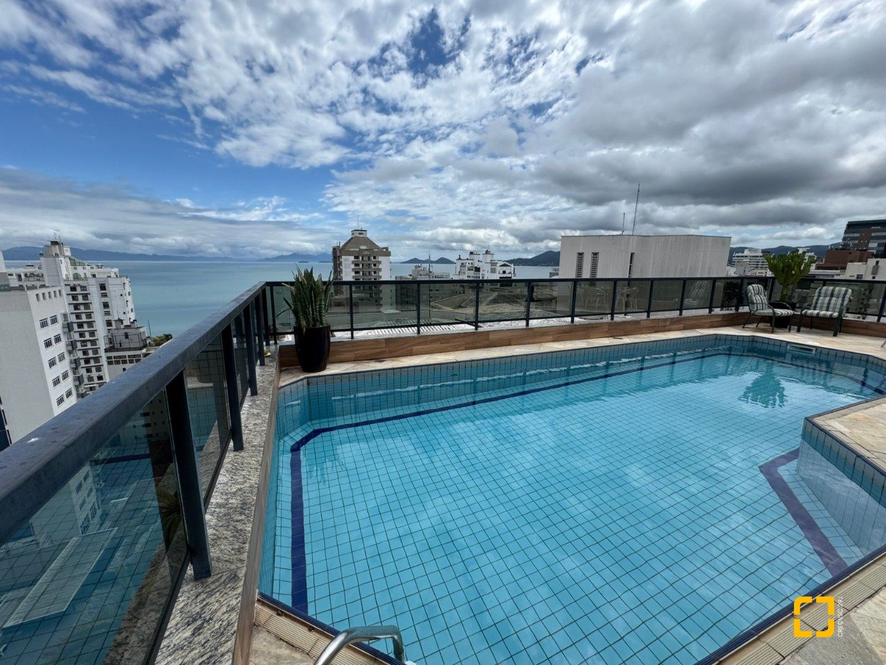 Cobertura com 418m², 3 quartos (sendo 3 suítes), 4 garagens, no bairro Centro em Florianópolis
