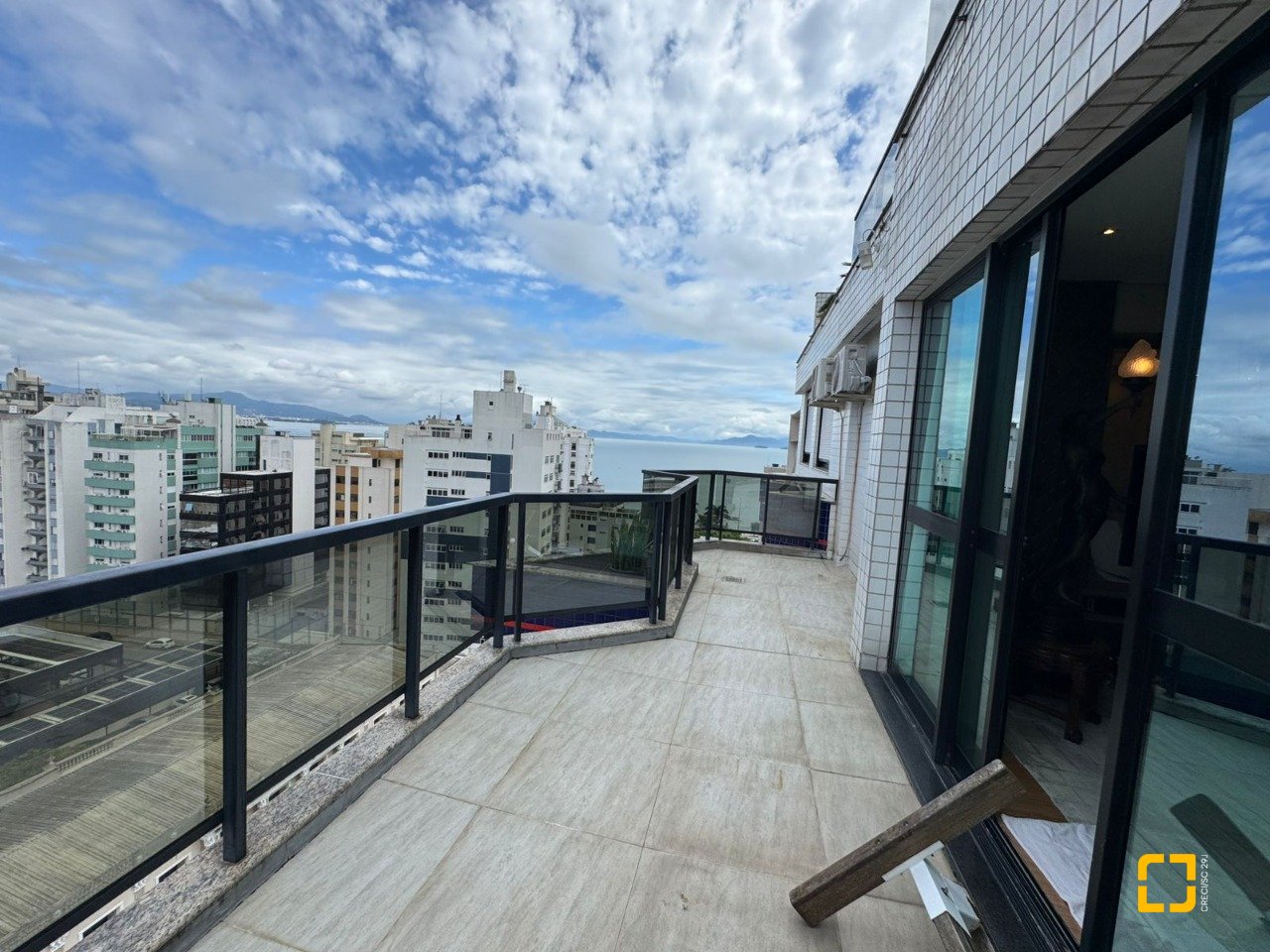 Cobertura com 418m², 3 quartos (sendo 3 suítes), 4 garagens, no bairro Centro em Florianópolis