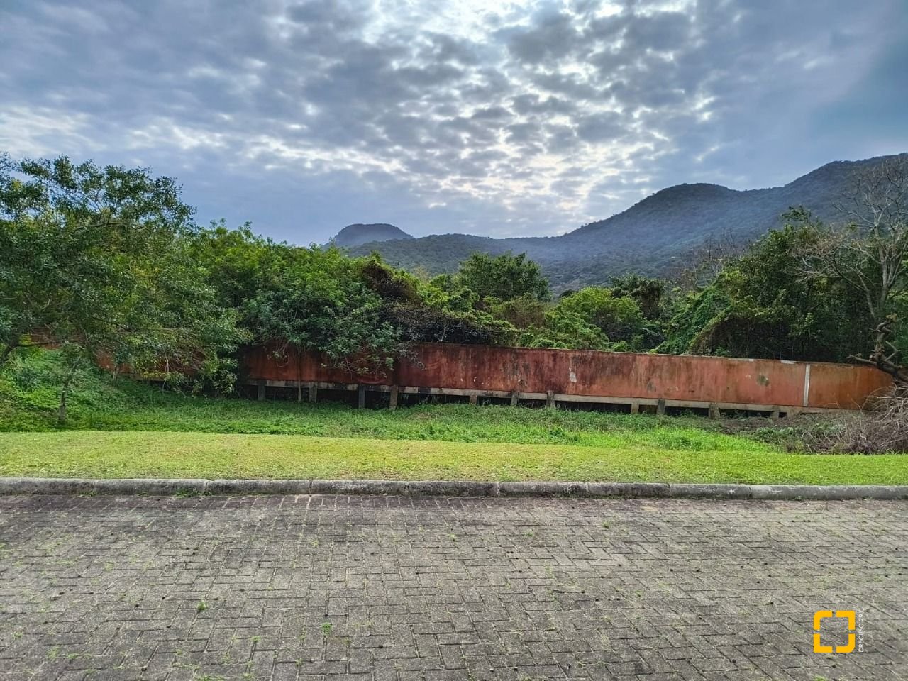 Terreno com 401m², no bairro Pântano do Sul em Florianópolis