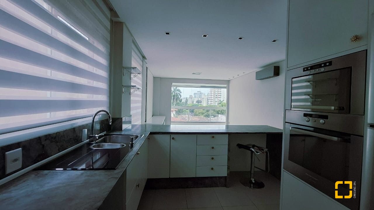 Apartamento com 75m², 3 quartos (sendo 1 suíte), 2 garagens, no bairro Centro em Florianópolis