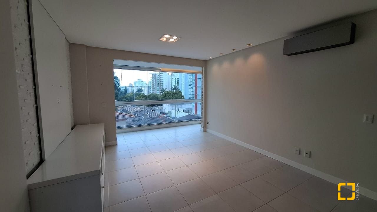 Apartamento com 75m², 3 quartos (sendo 1 suíte), 2 garagens, no bairro Centro em Florianópolis