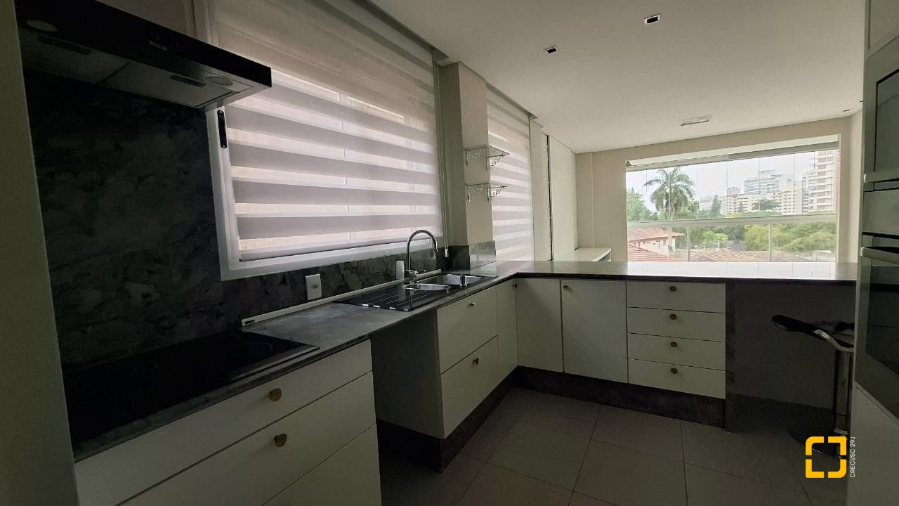Apartamento com 75m², 3 quartos (sendo 1 suíte), 2 garagens, no bairro Centro em Florianópolis