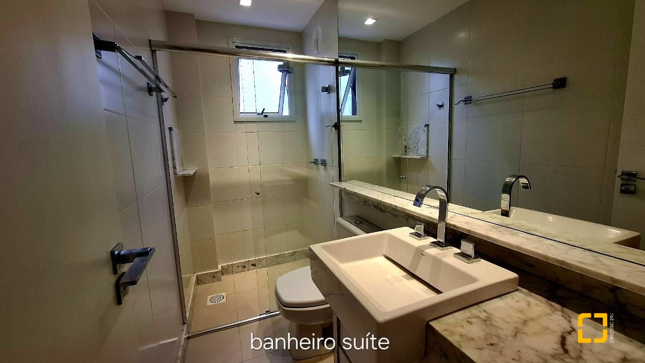 Apartamento com 75m², 3 quartos (sendo 1 suíte), 2 garagens, no bairro Centro em Florianópolis