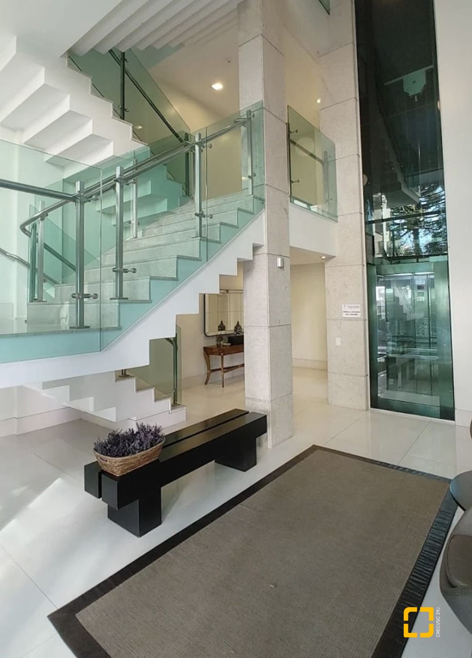 Apartamento com 75m², 3 quartos (sendo 1 suíte), 2 garagens, no bairro Centro em Florianópolis