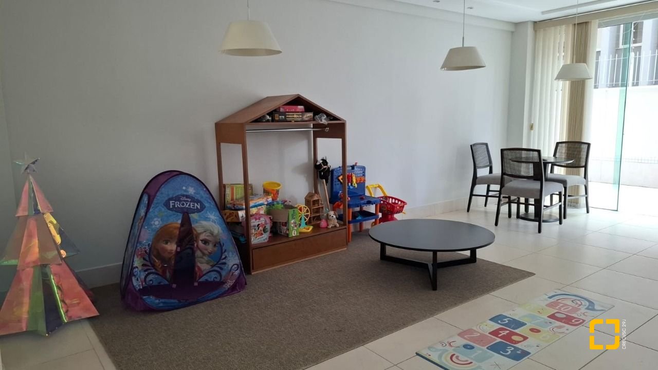 Apartamento com 75m², 3 quartos (sendo 1 suíte), 2 garagens, no bairro Centro em Florianópolis