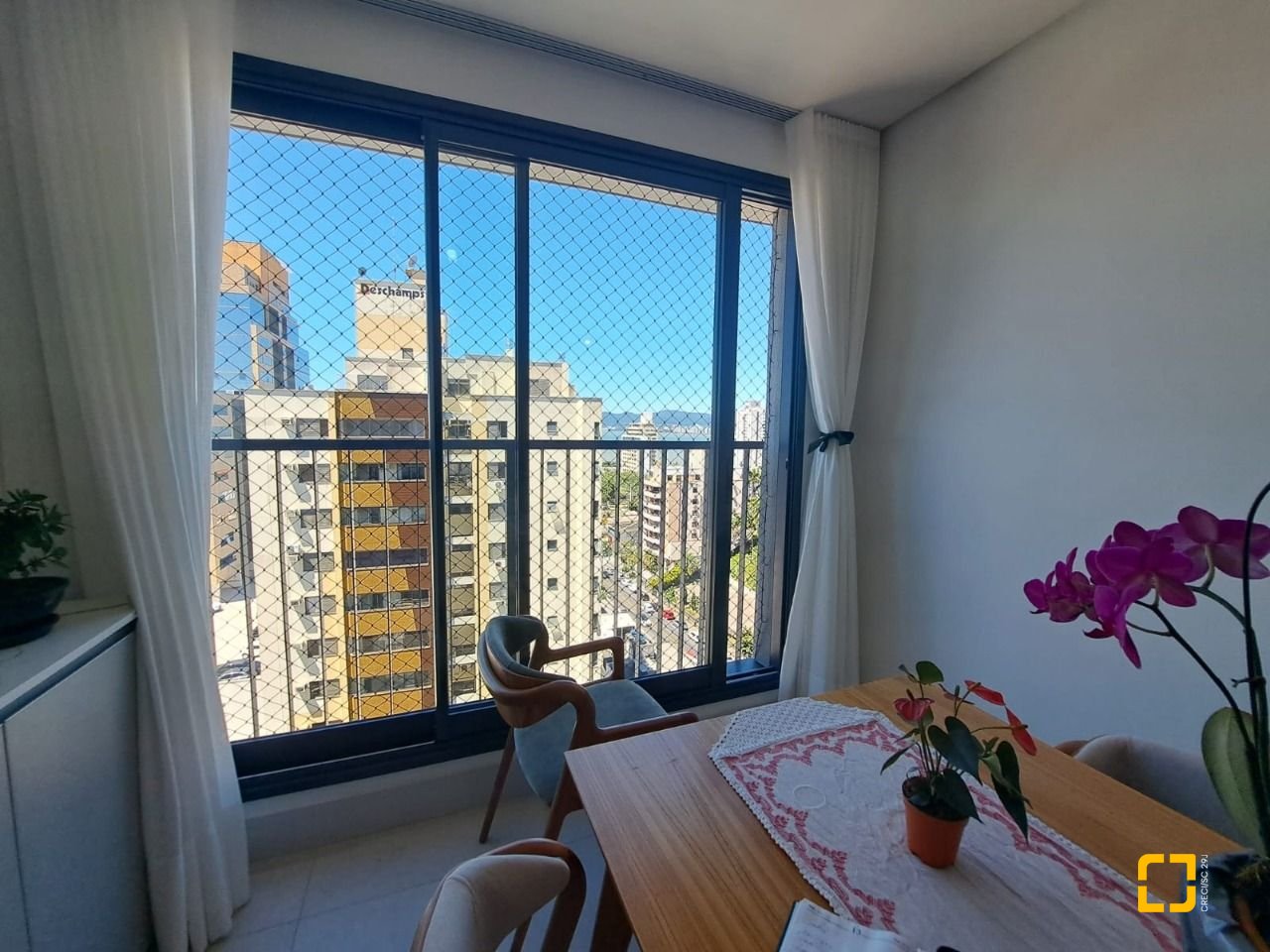 Apartamento com 79m², 4 quartos (sendo 2 suítes), 1 garagem, no bairro Estreito em Florianópolis