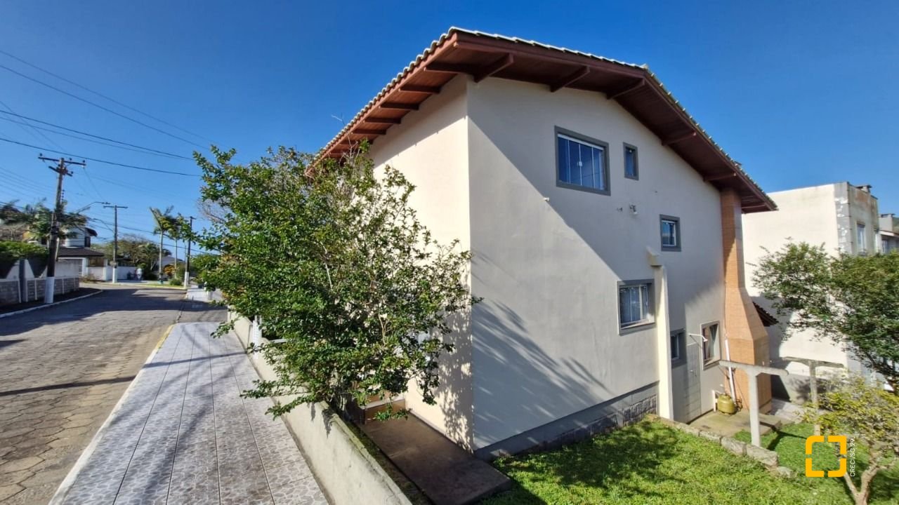 Casa com 235m², 6 quartos (sendo 2 suítes), 1 garagem, no bairro Ingleses em Florianópolis