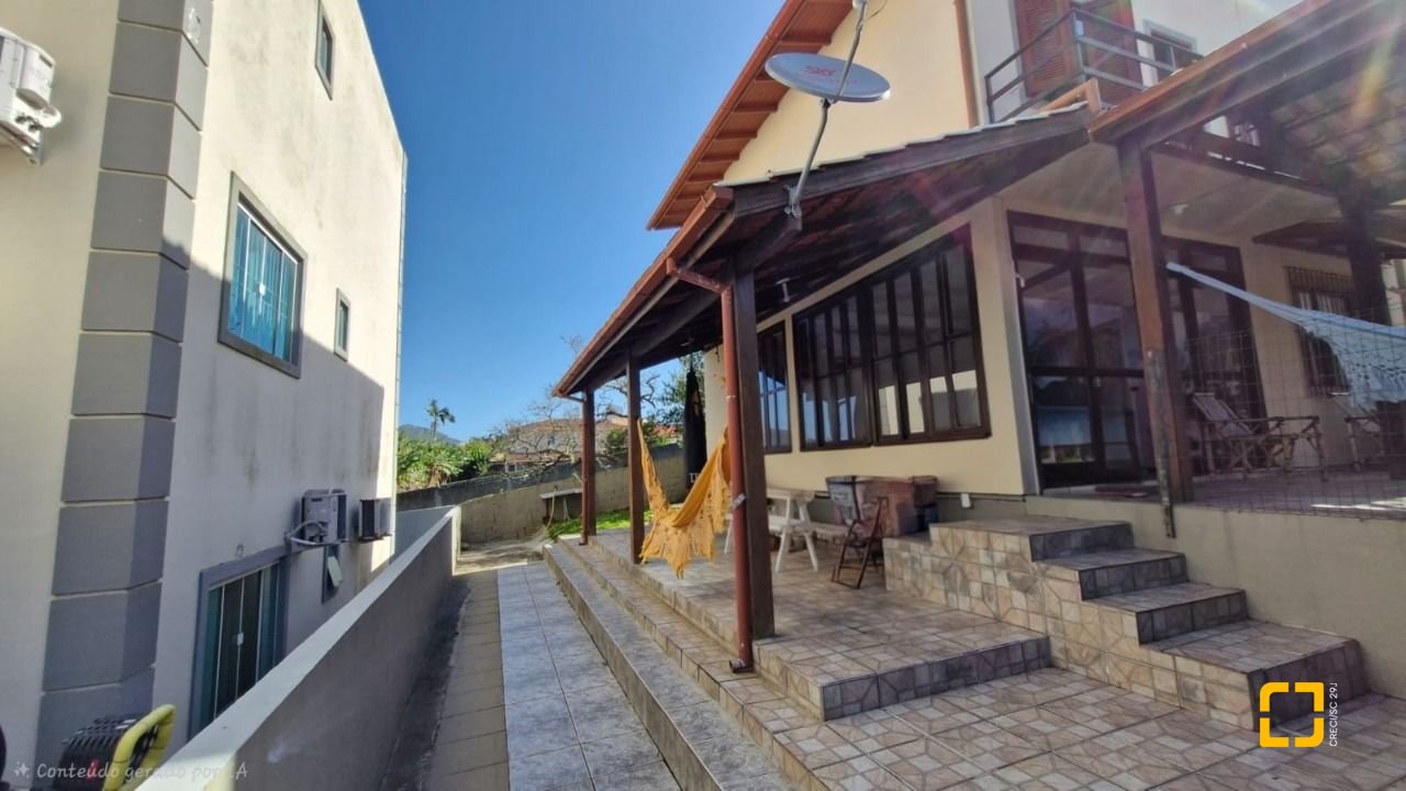 Casa com 235m², 6 quartos (sendo 2 suítes), 1 garagem, no bairro Ingleses em Florianópolis