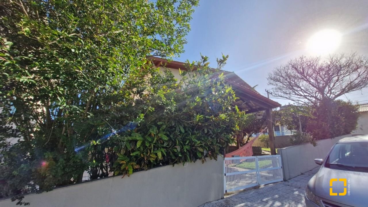 Casa com 235m², 6 quartos (sendo 2 suítes), 1 garagem, no bairro Ingleses em Florianópolis
