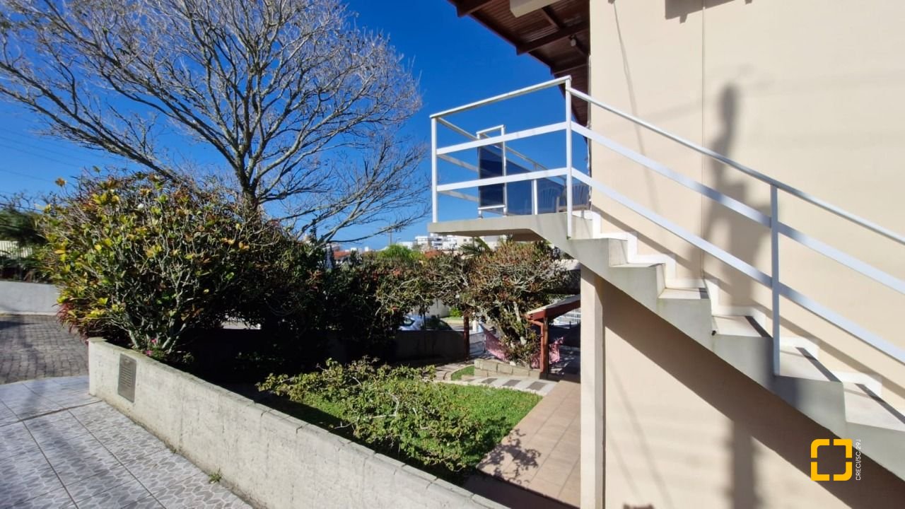 Casa com 235m², 6 quartos (sendo 2 suítes), 1 garagem, no bairro Ingleses em Florianópolis