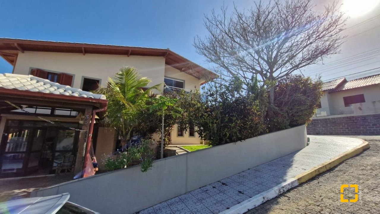 Casa com 235m², 6 quartos (sendo 2 suítes), 1 garagem, no bairro Ingleses em Florianópolis