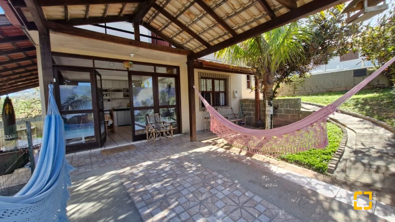 Casa com 235m², 6 quartos (sendo 2 suítes), 1 garagem, no bairro Ingleses em Florianópolis
