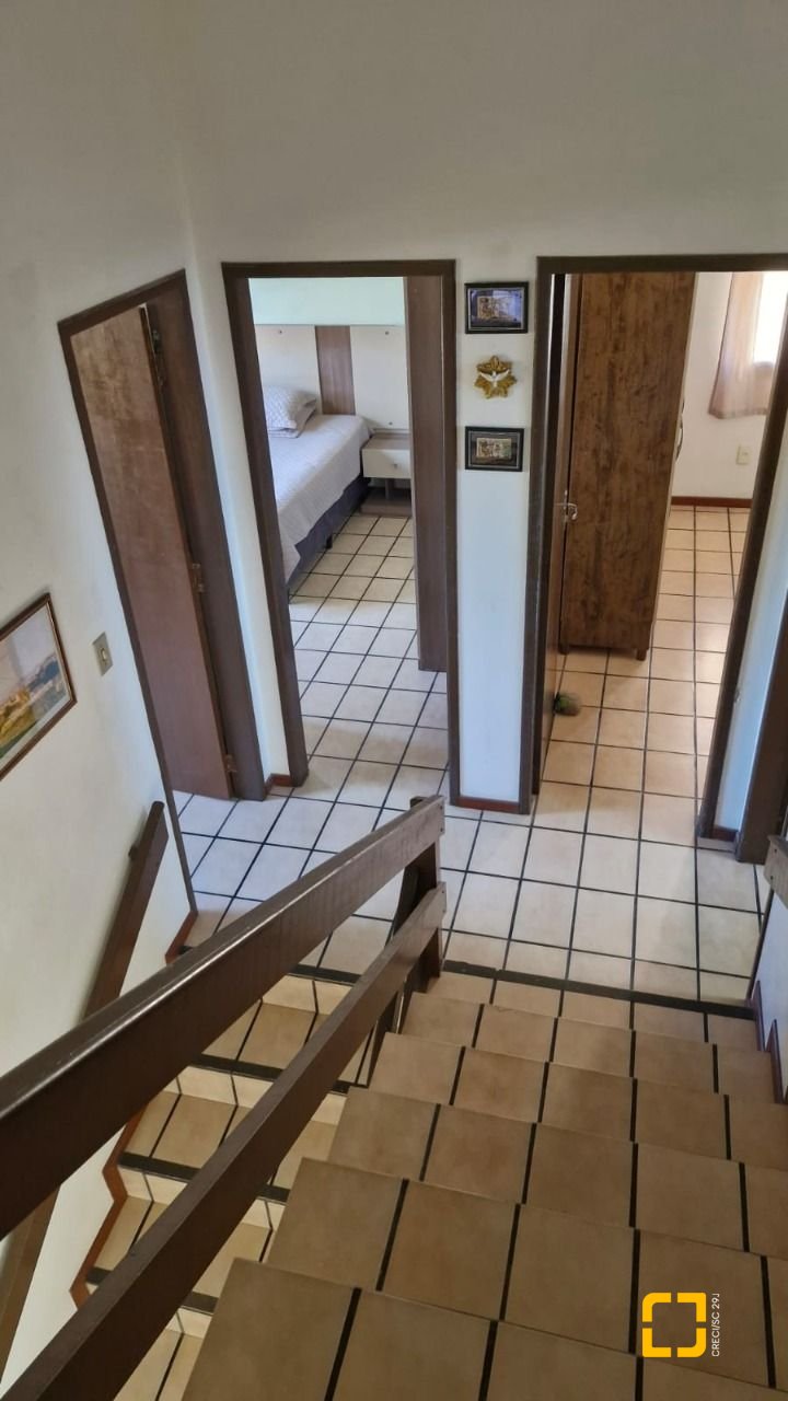 Casa com 235m², 6 quartos (sendo 2 suítes), 1 garagem, no bairro Ingleses em Florianópolis