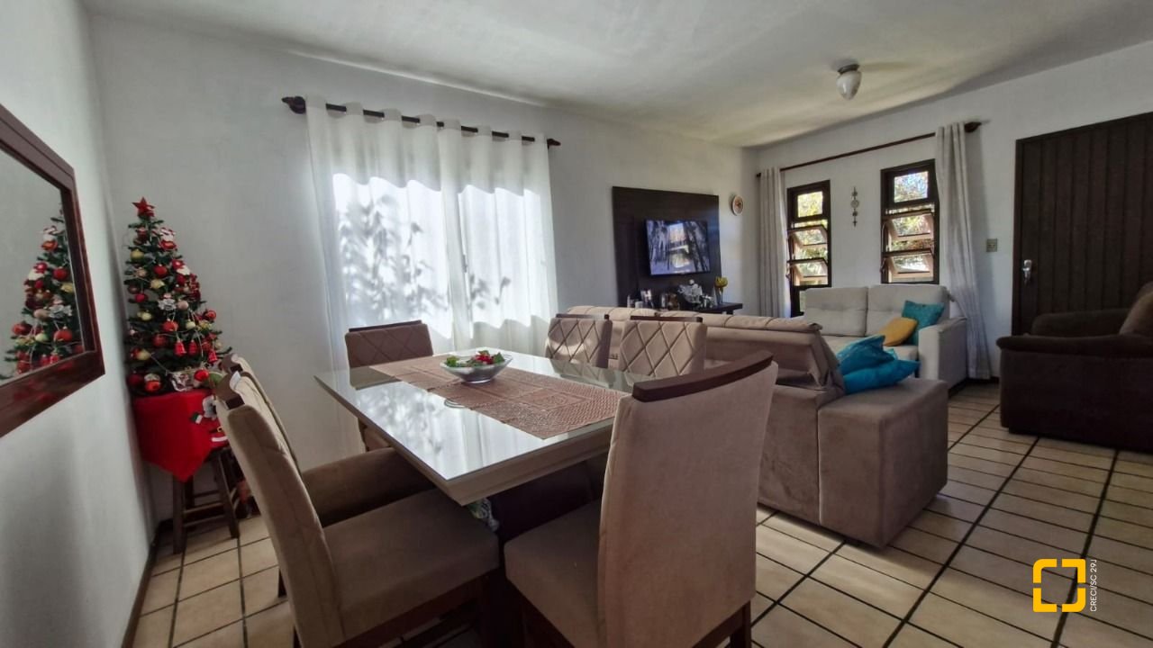 Casa com 235m², 6 quartos (sendo 2 suítes), 1 garagem, no bairro Ingleses em Florianópolis